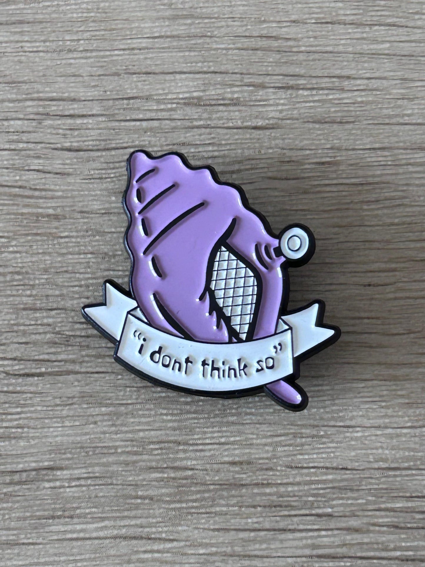 Pin en émail violet en forme de coquillage, ruban «I dont think so».