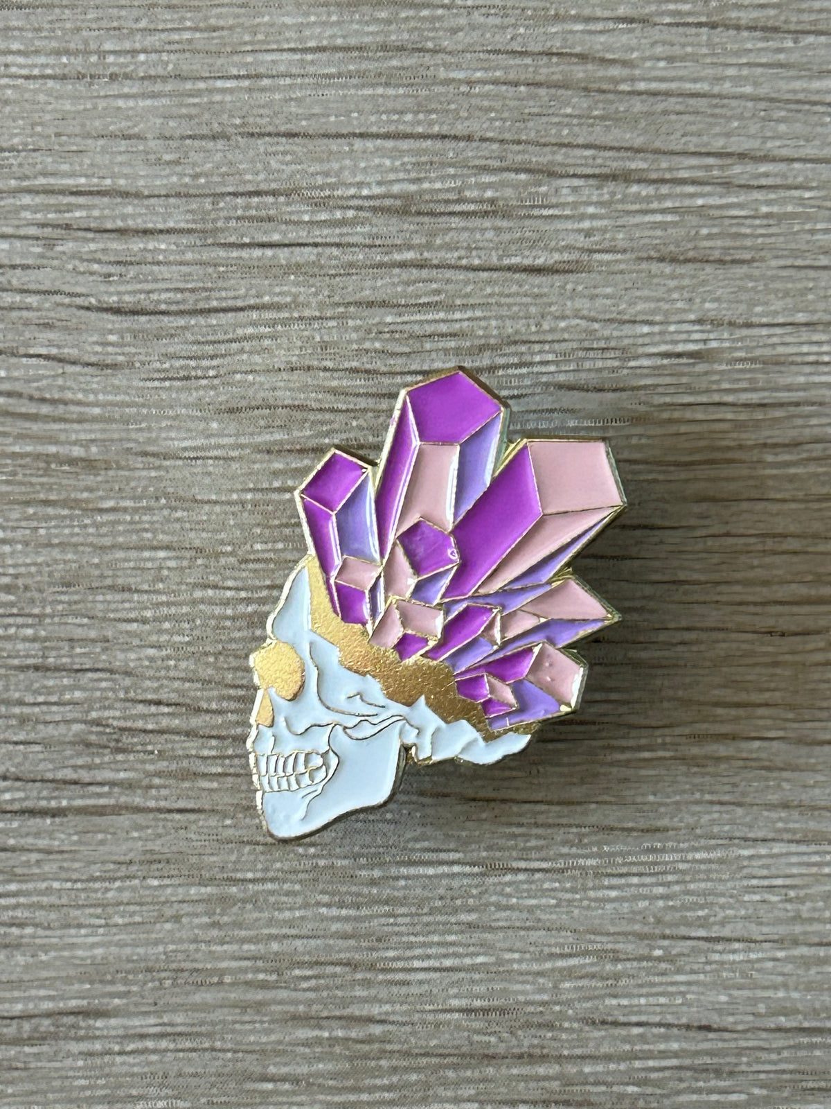 Pin's crâne et cristaux