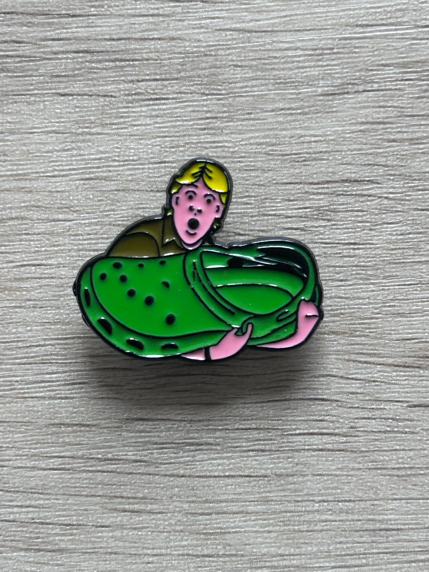 Pin's sabot vert avec personnage rose, jaune et noir