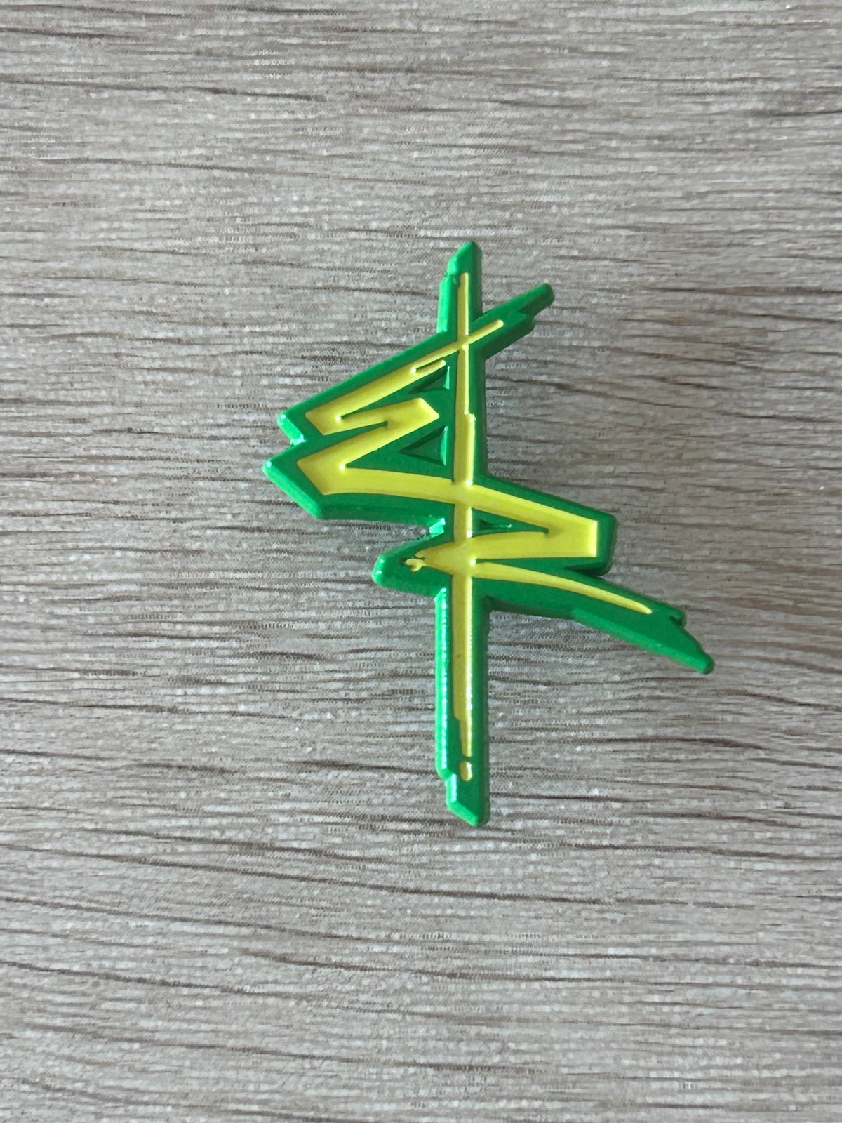 Pin's personnage cyberpunk vert et jaune sur fond en bois