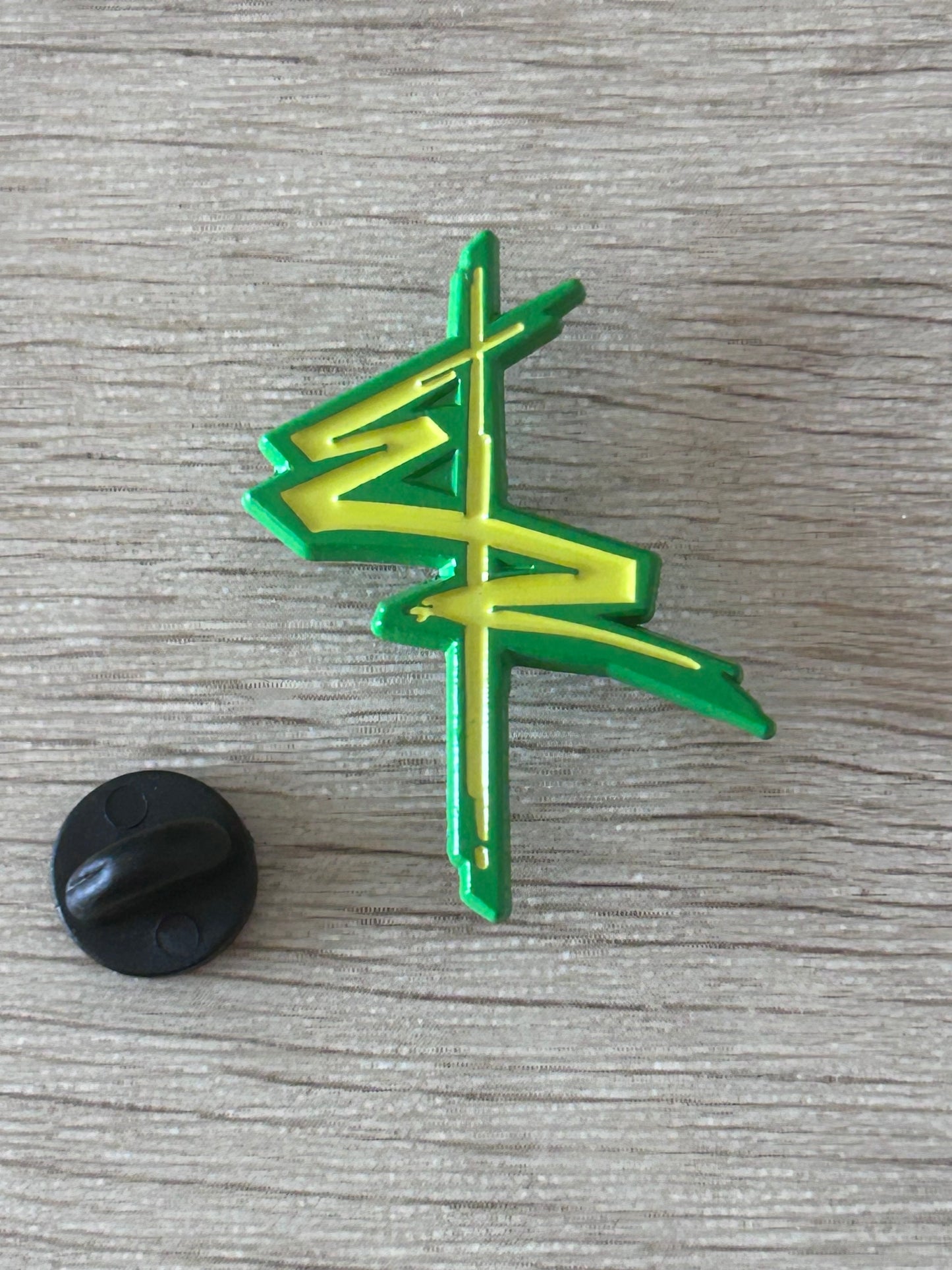 Détail du pin's personnage cyberpunk vert et jaune