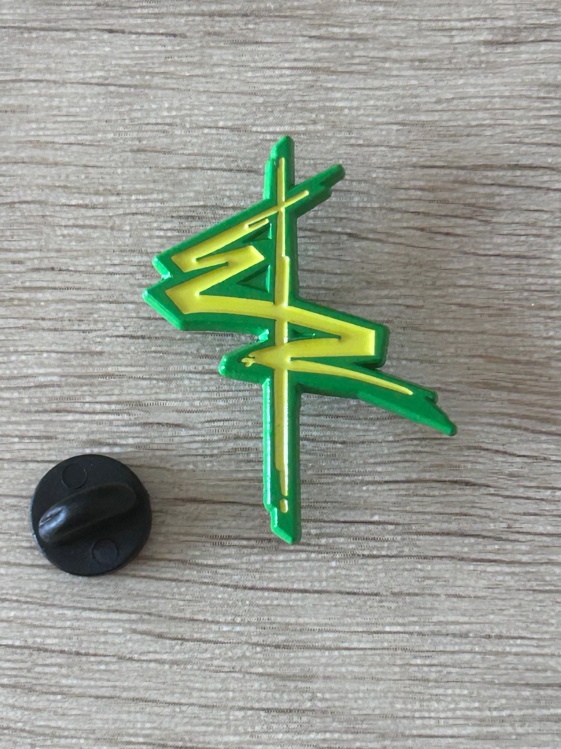 Détail du pin's personnage cyberpunk vert et jaune