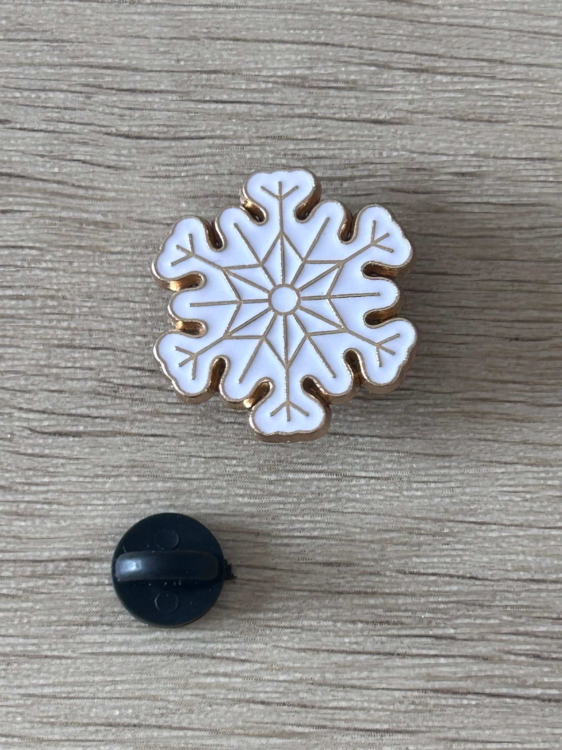 Épingle flocon de neige émaillé blanc à contours bleus et attache noire