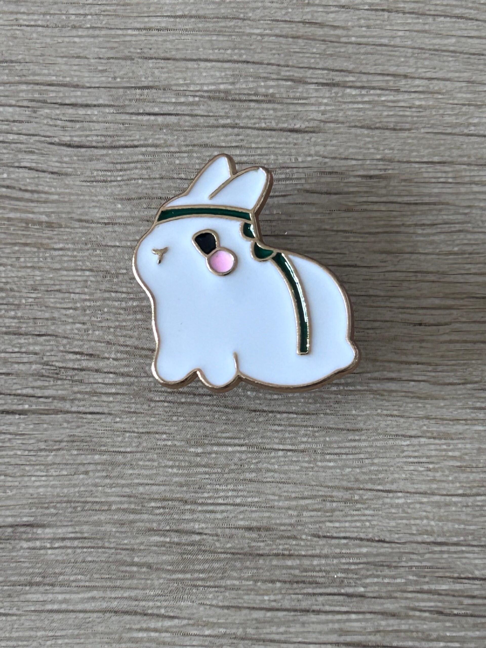 Broche lapin émaillée blanc, bandeau vert, nez rose et petite étoile