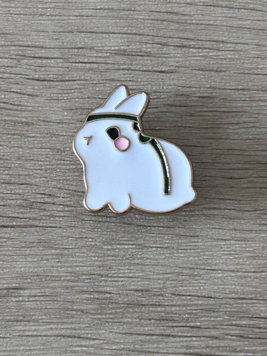 Broche lapin émaillée blanc, bandeau vert, nez rose et petite étoile