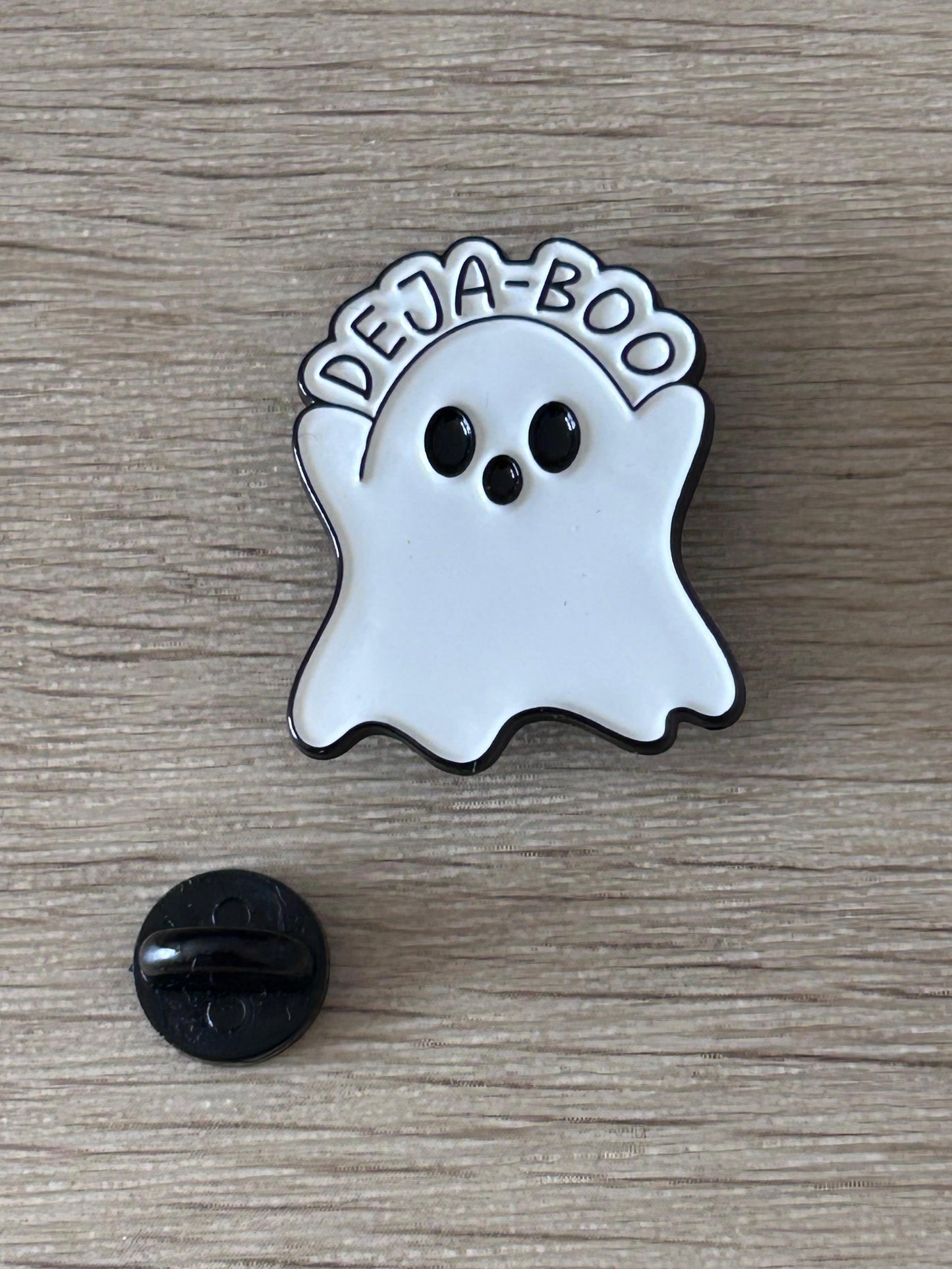 Pin fantôme blanc « DEJA-BOO » avec yeux noirs, et dos d’épingle noir