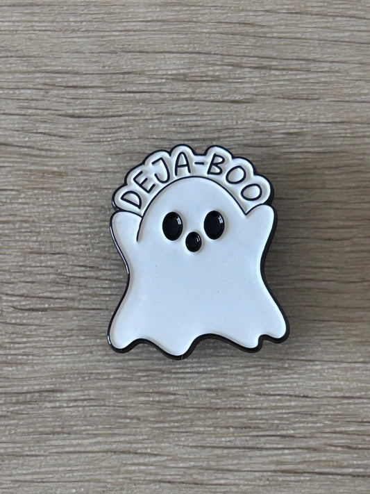 Pin fantôme blanc avec inscription « DEJA-BOO » et deux yeux noirs