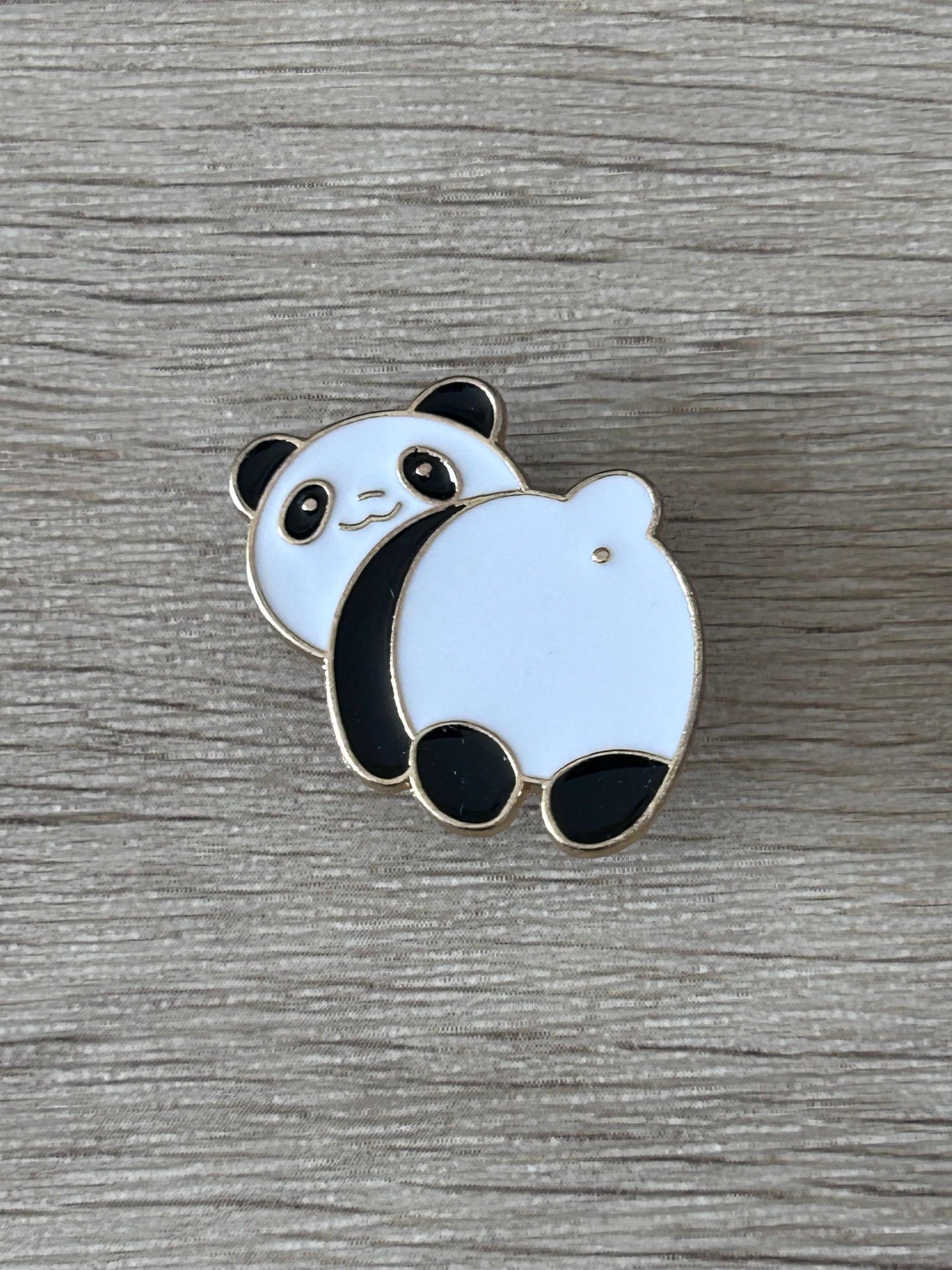 Broche émaillée de panda (dos) avec tête et pattes noires, fond bleu clair