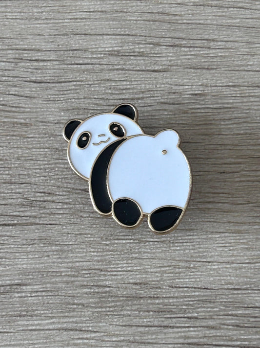 Broche émaillée de panda (dos) avec tête et pattes noires, fond bleu clair