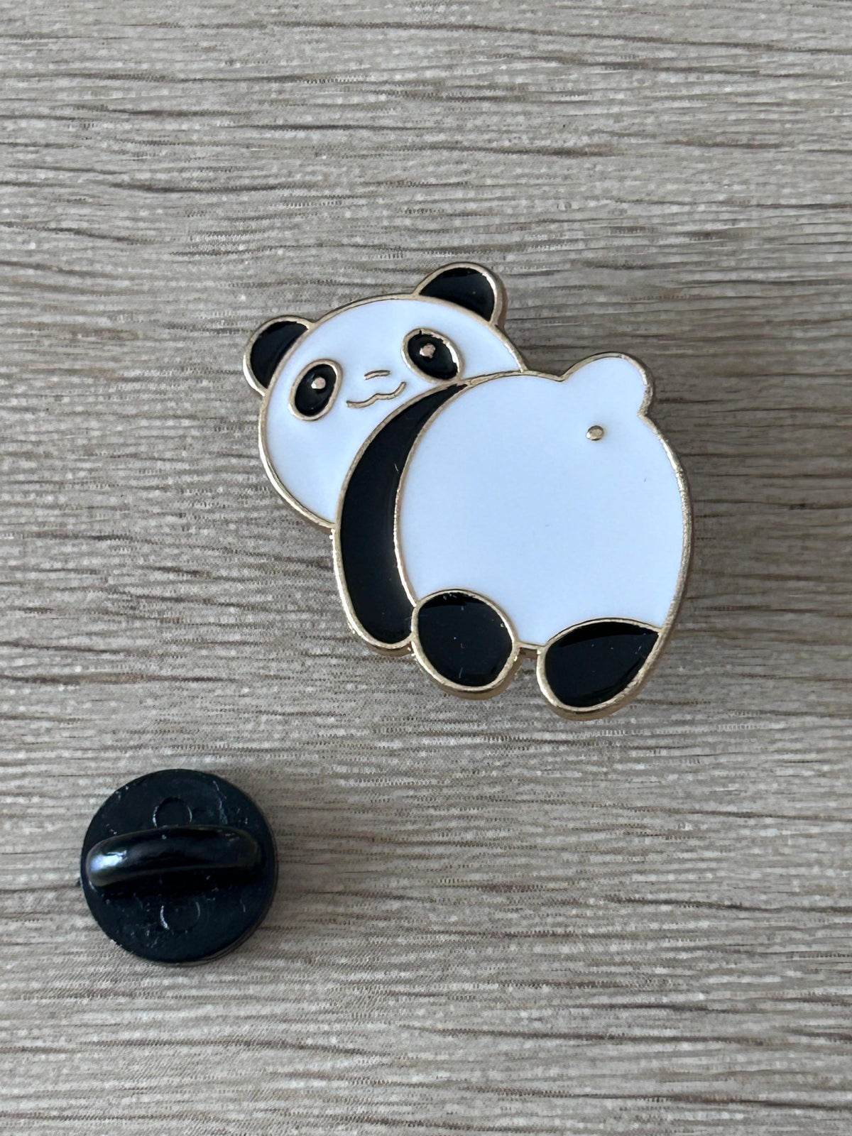 Broche émaillée de panda (dos), fond clair, pattes et oreilles noires