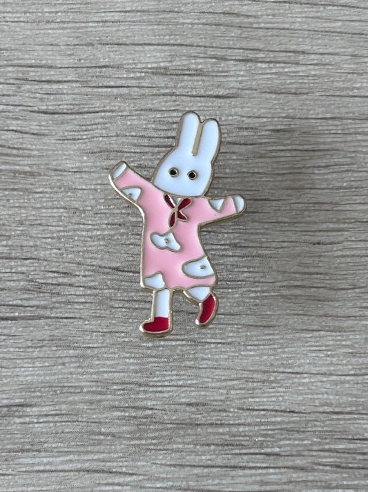 Pin's de lapin danseur en robe rose, bras levés et chaussures rouges