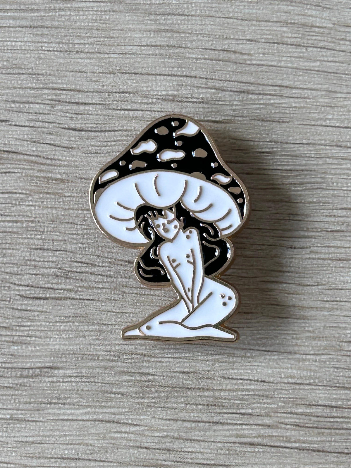 Pin's fée champignon émaillé noir et blanc, fillette sous chapeau à pois
