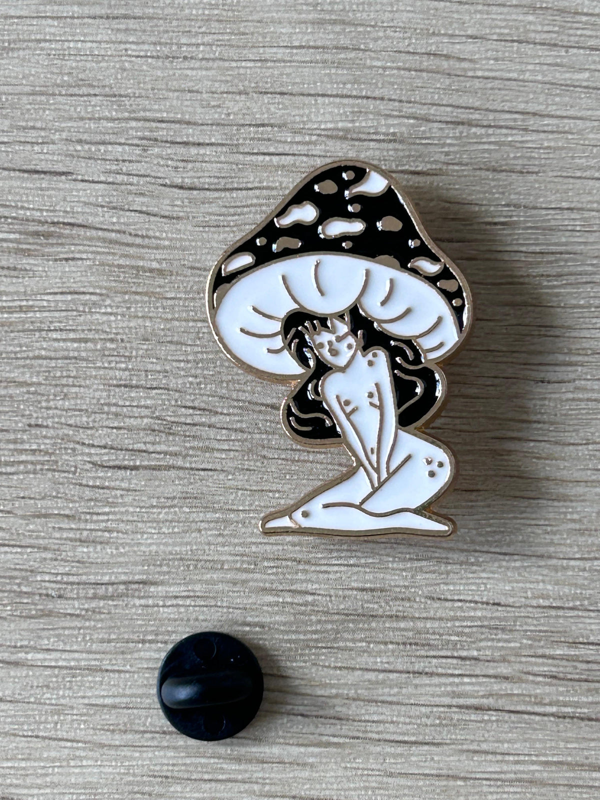 Pin's fée champignon noir et blanc, fillette sous chapeau à pois, bord argenté