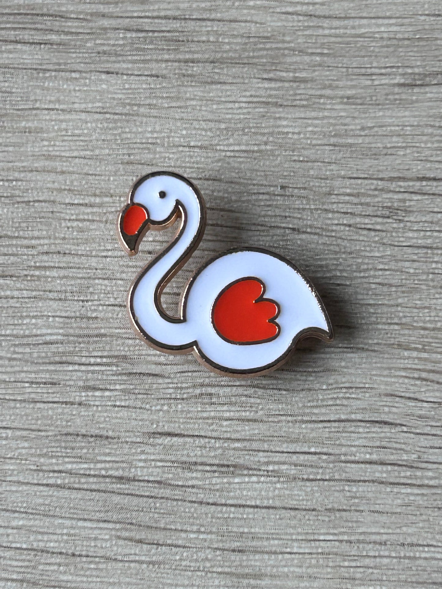 Broche cygne blanc émaillée, bec rouge et tache rouge sur l’aile