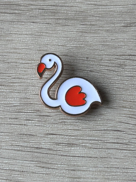 Broche  flamant rose émaillée, bec rouge et tache rouge sur l’aile