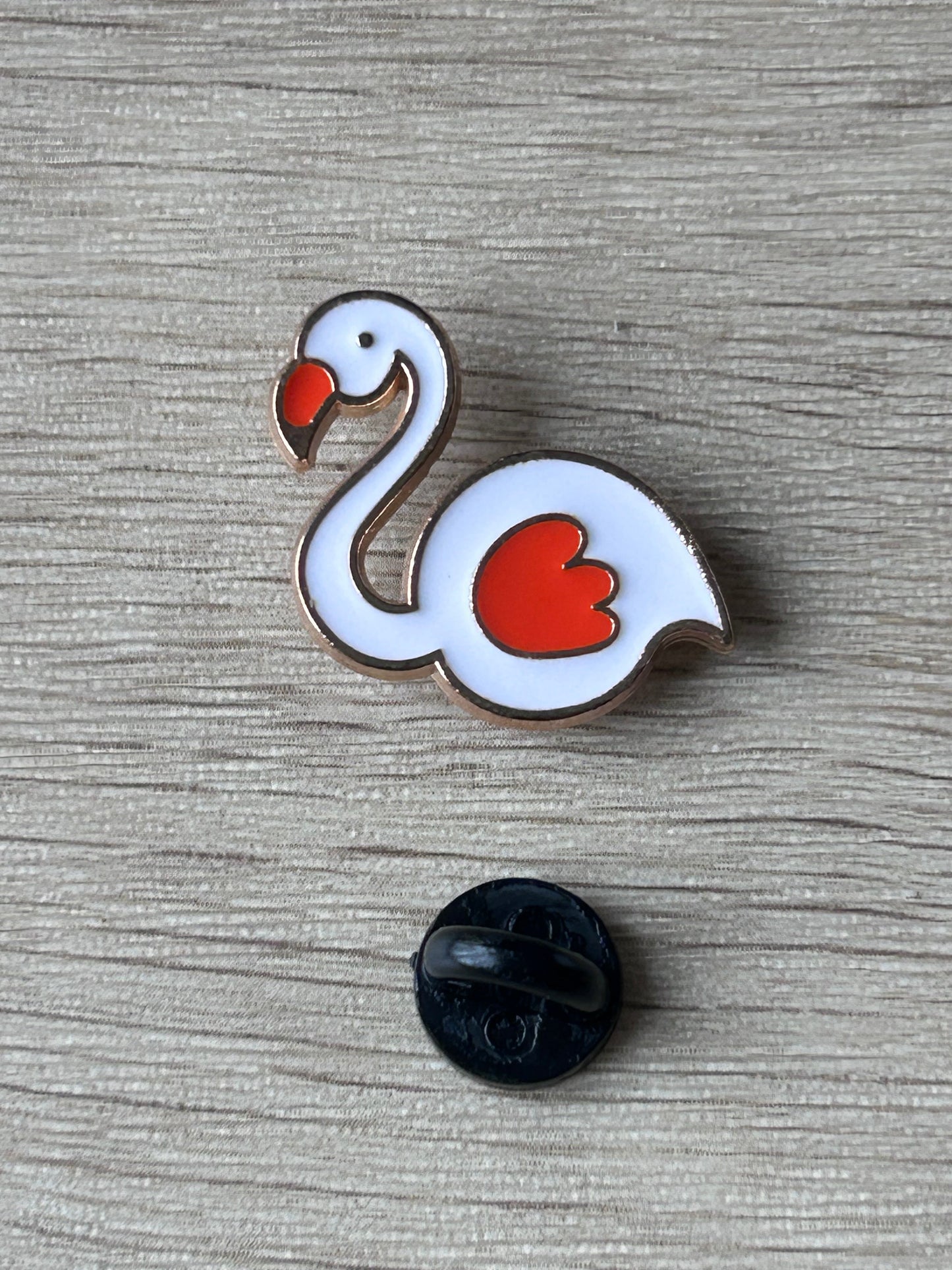 Broche cygne blanc émaillée avec bec rouge et fixation noire visible