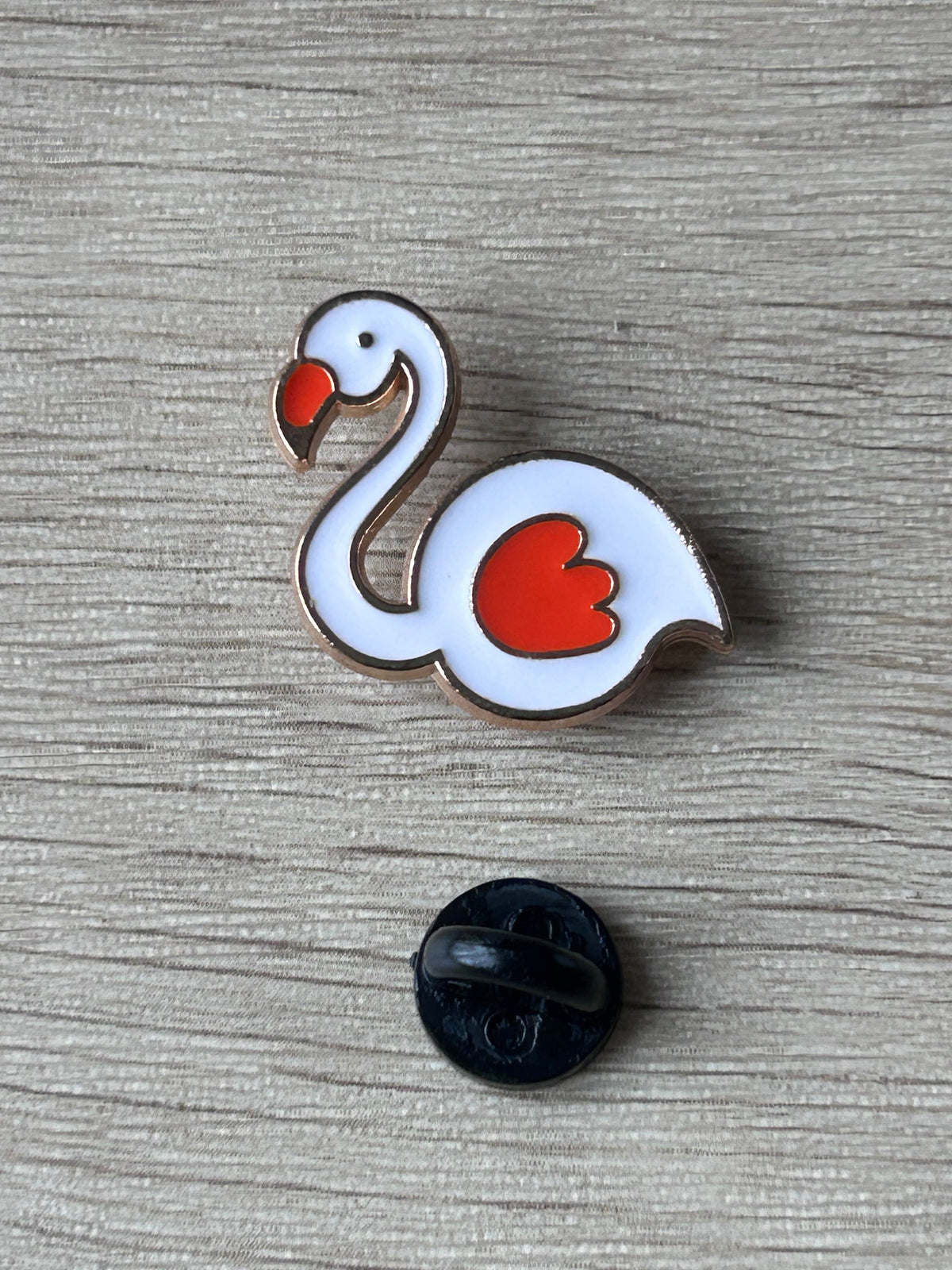 Broche cygne blanc émaillée avec bec rouge et fixation noire visible