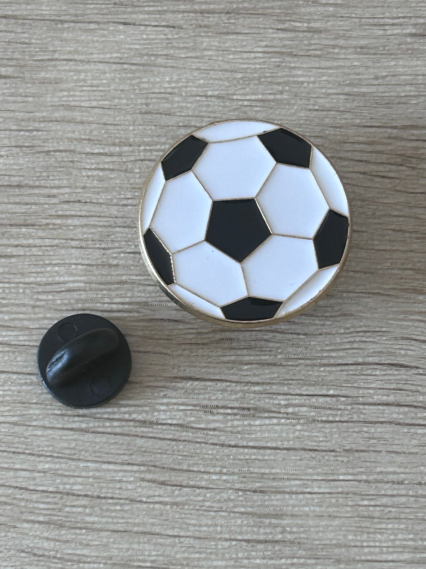 Pin's ballon de football, émail noir et blanc, contour doré, fixation papillon