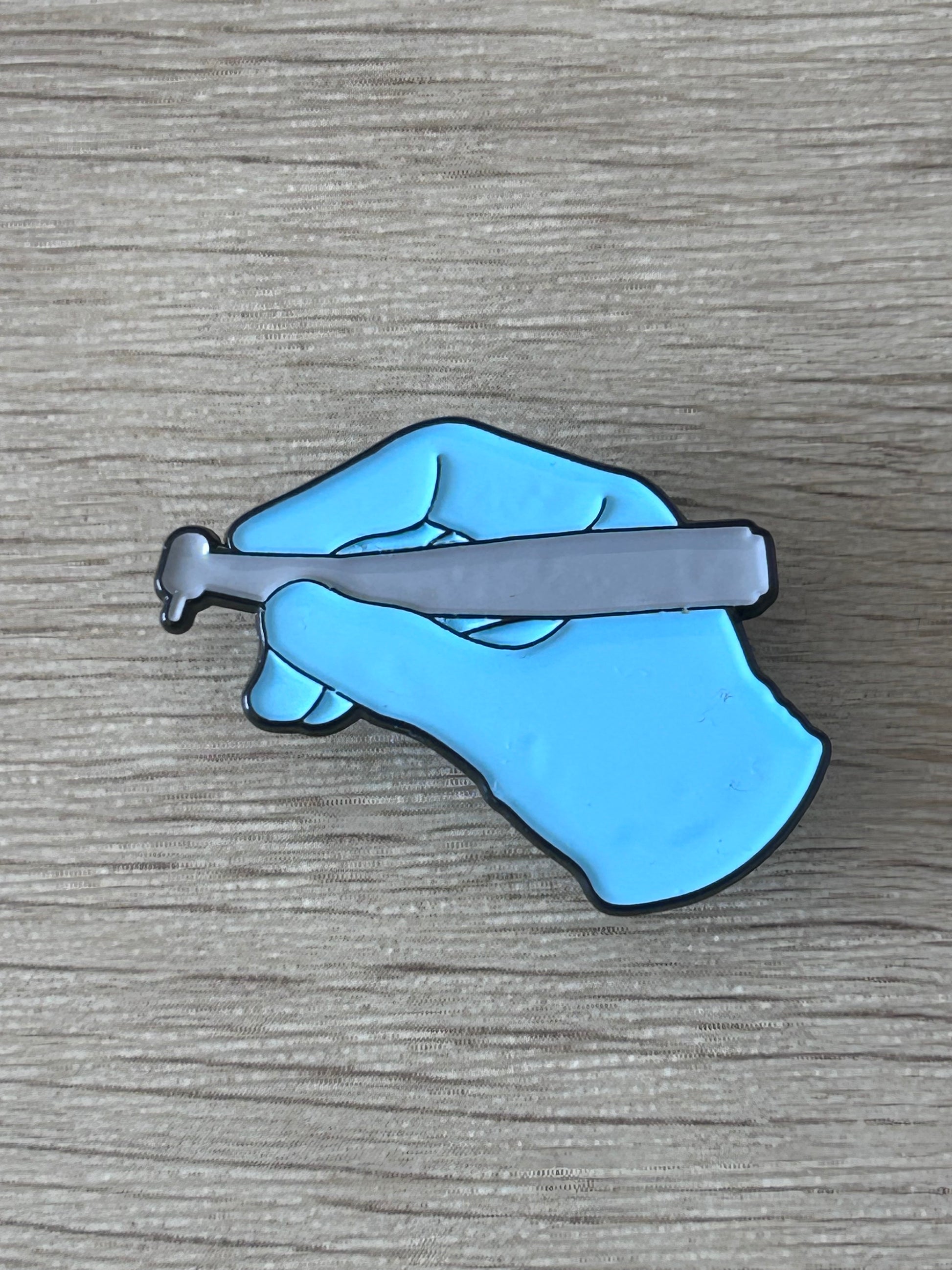 Détail du pin's machine à coudre bleue