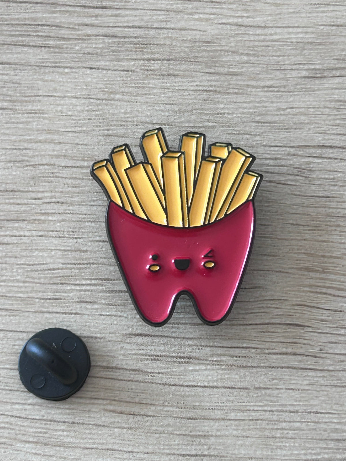 Pin's représentant une barquette de frites souriantes
