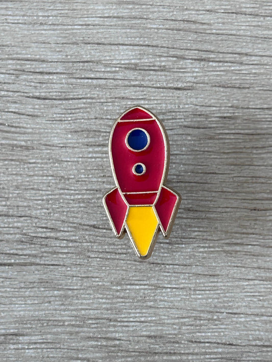 Pin fusée rétro émaillée rouge avec fenêtre bleue et pointe jaune