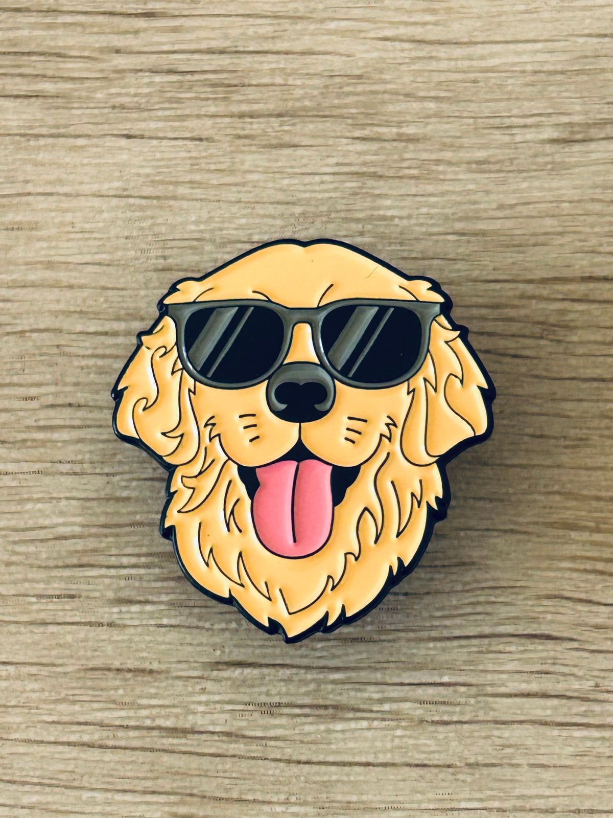 Épinglette en forme de tête de golden retriever jaune avec lunettes de soleil noires