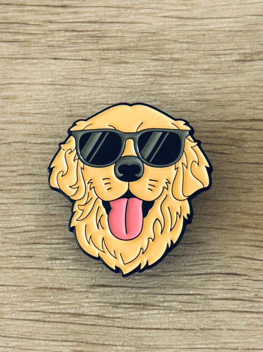 Épinglette en forme de tête de golden retriever jaune avec lunettes de soleil noires