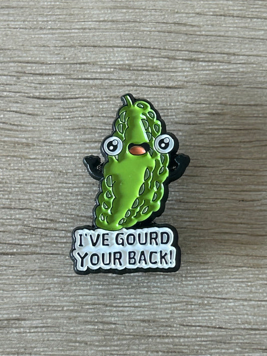 Épinglette émaillée gourde verte avec gros yeux et texte « I'VE GOURD YOUR BACK! »