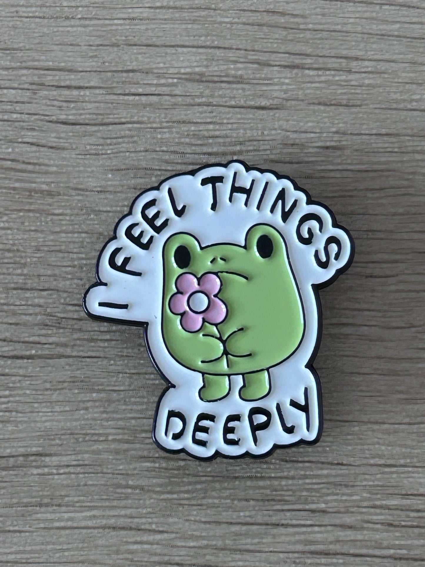 Broche grenouille verte, texte « I FEEL THINGS DEEPLY »
