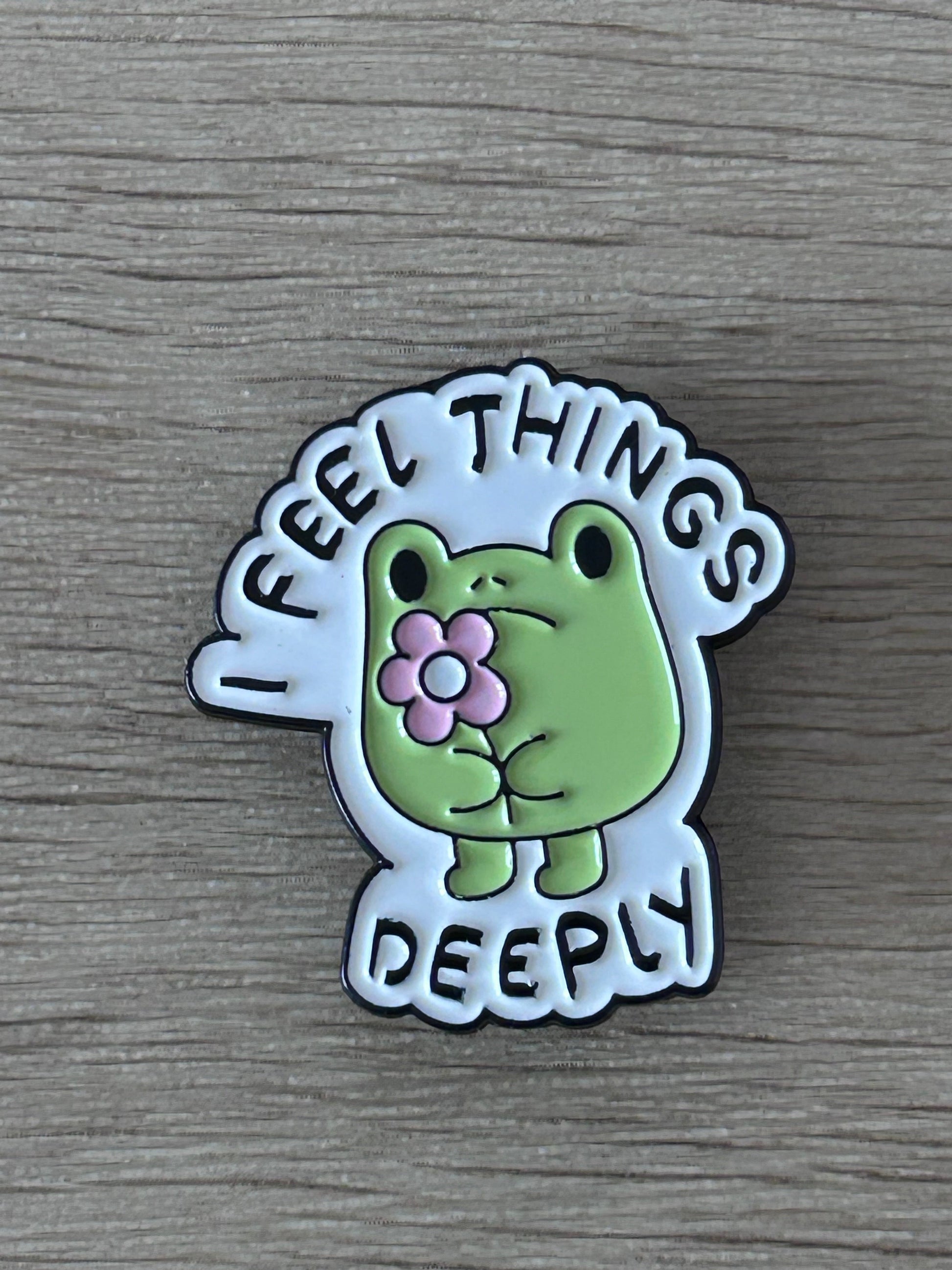 Broche grenouille verte, texte « I FEEL THINGS DEEPLY »
