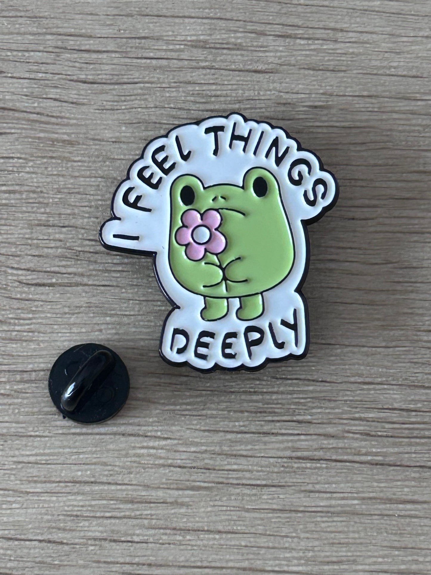 Broche grenouille verte avec inscription « I FEEL THINGS DEEPLY », vue de face