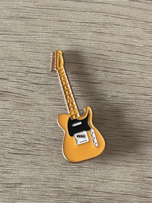 Épingle en forme de guitare électrique jaune avec détails noirs et argentés