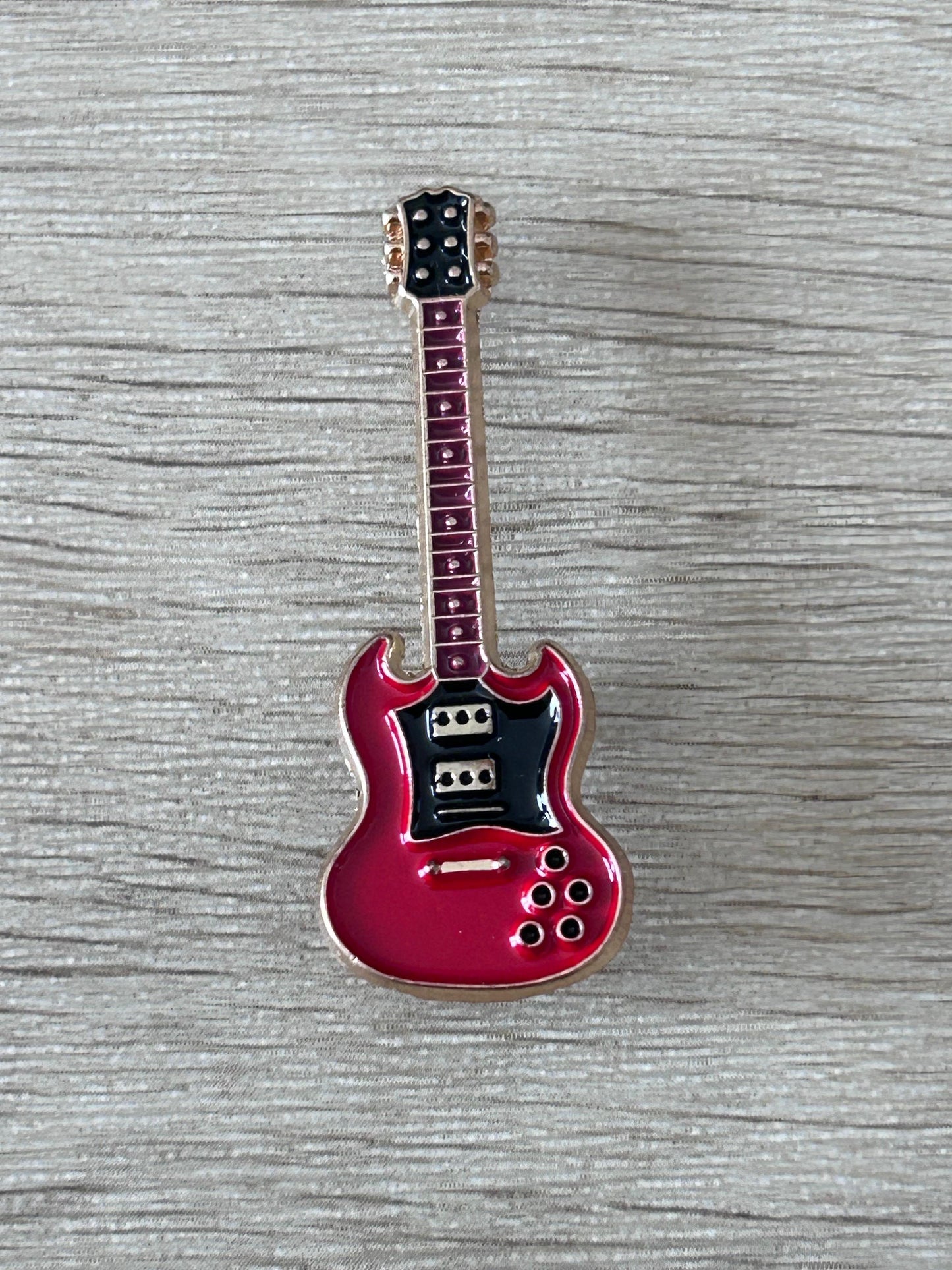 Guitare électrique rouge en émail, épingle à revers