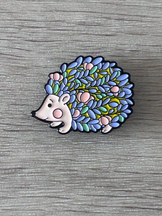 Pin's hérisson multicolore émaillé, tête blanche et piquants aux tons bleu, vert et rose