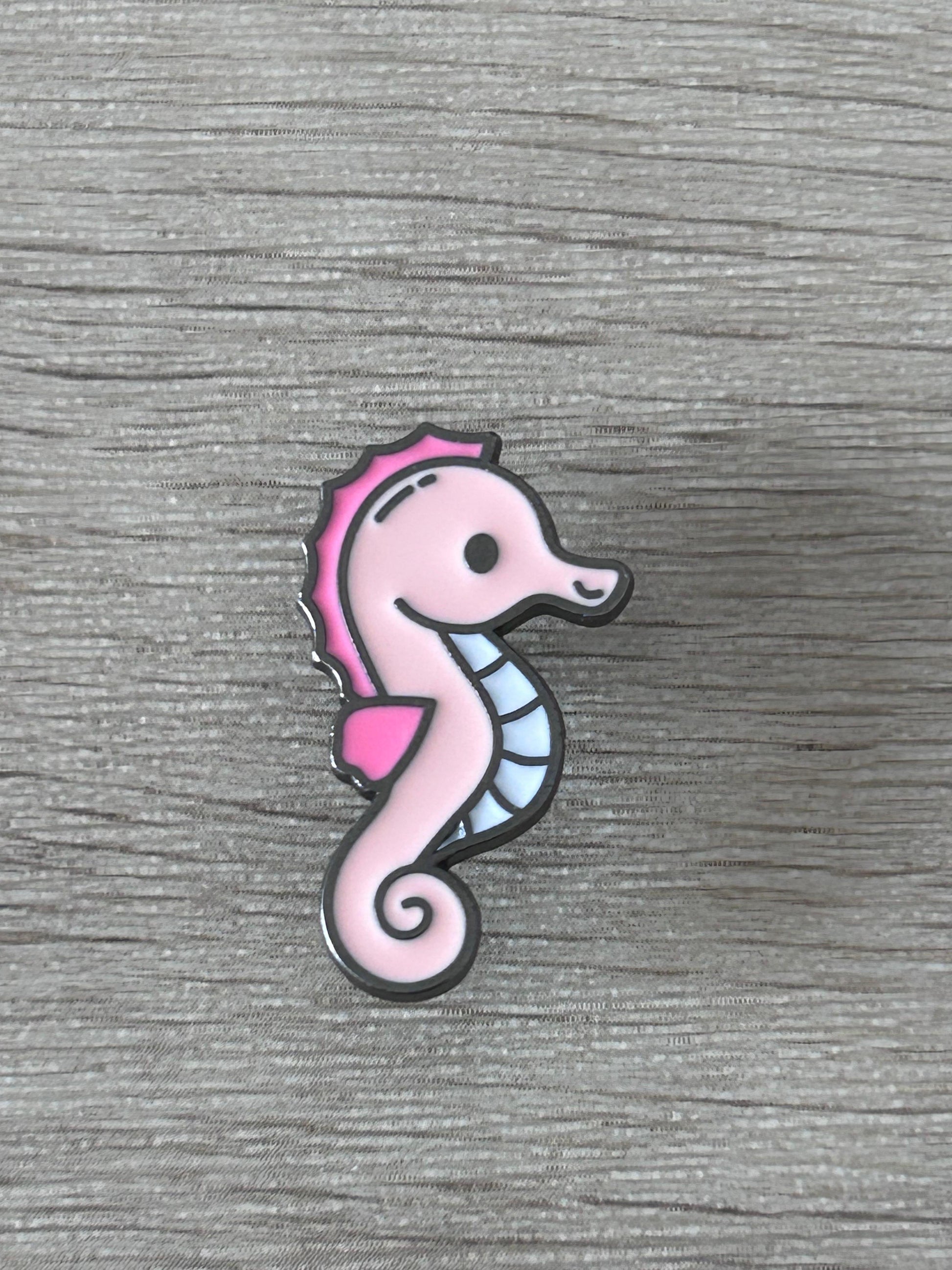 Pin hippocampe rose, motif debout avec queue en spirale.
