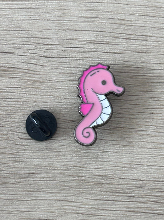 Pin hippocampe rose avec dos noir.