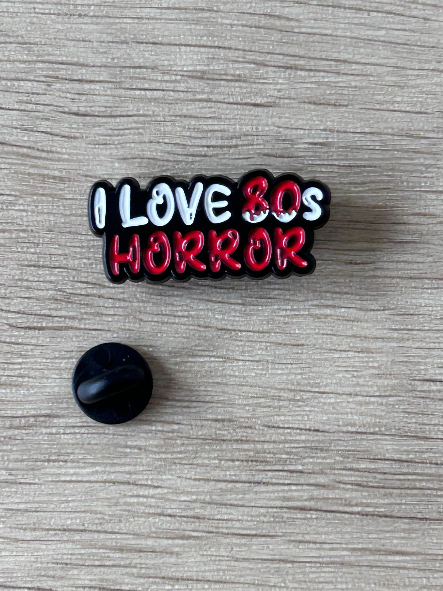 Pin's I love horror rouge, blanc et noir vu de face