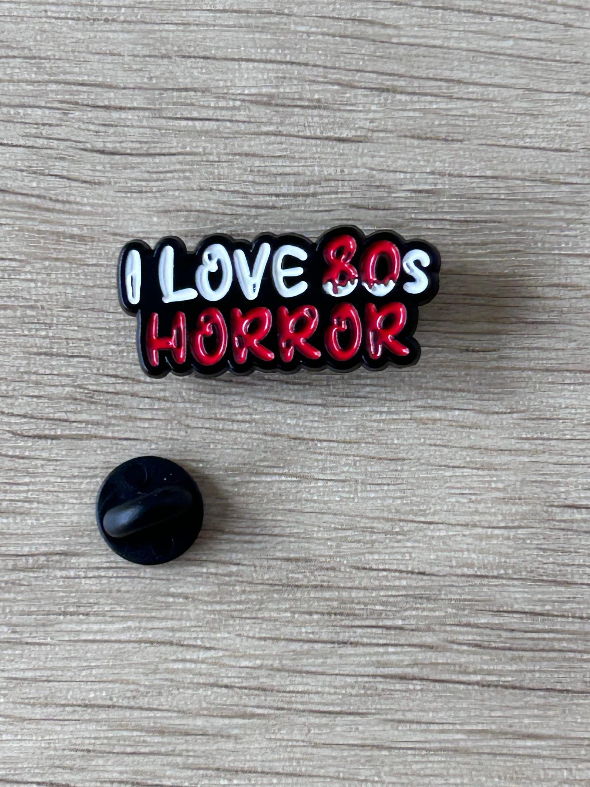 Pin's I love horror rouge, blanc et noir vu de face