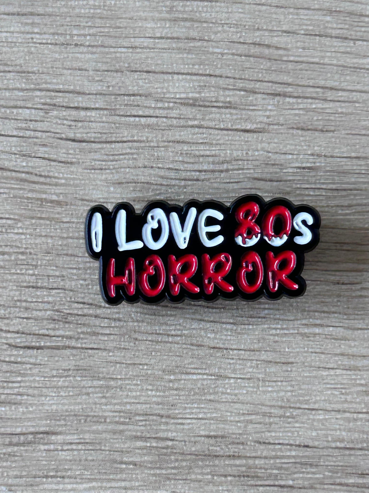 Gros plan du pin's I love horror