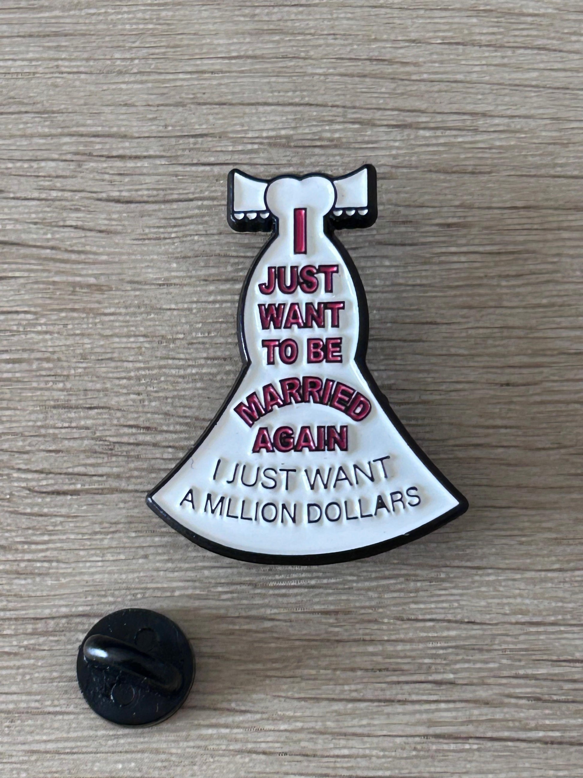 Broche robe noire avec jupe évasée blanche, lettrage rouge et bleu « million dollars »