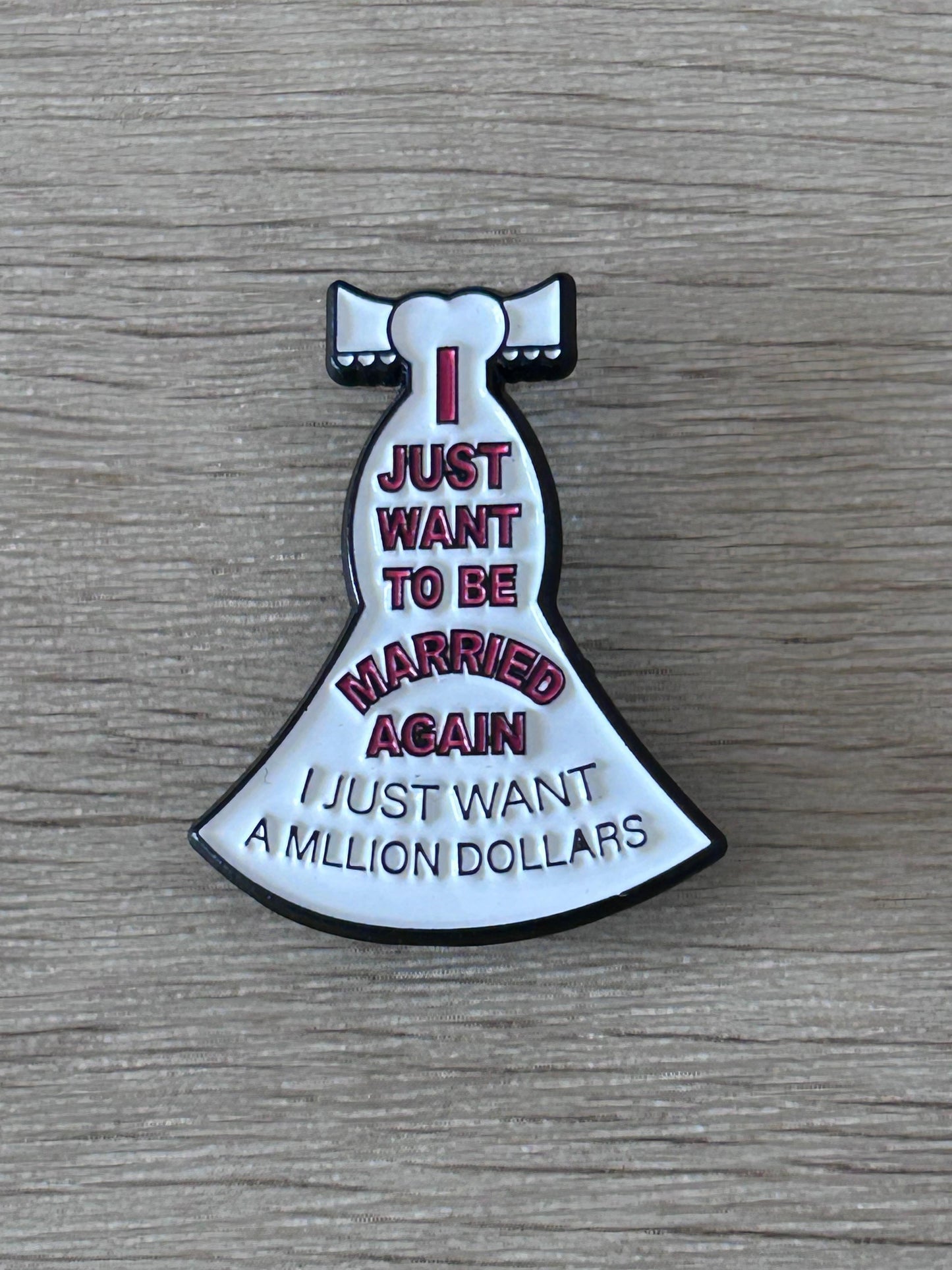 Broche robe noire émaillée, manches courtes, texte « married again »
