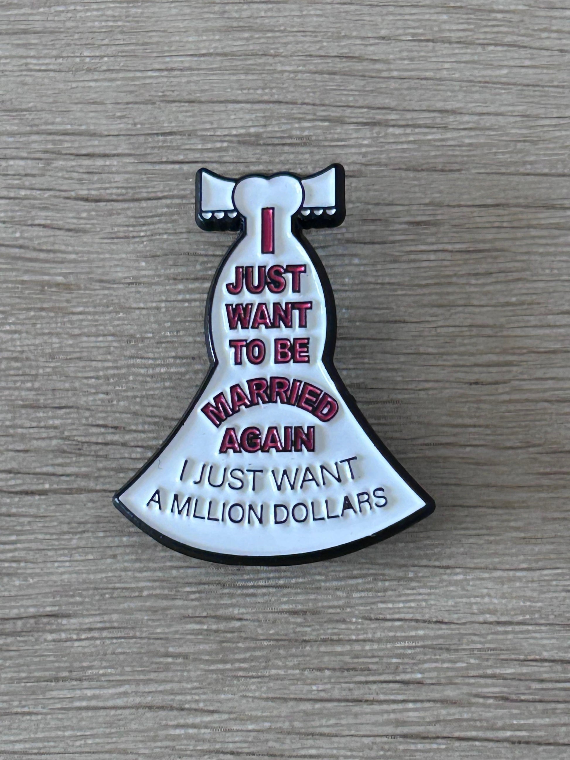 Broche robe noire émaillée, manches courtes, texte « married again »