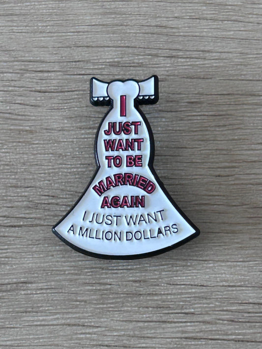 Broche robe noire émaillée, manches courtes, texte « married again »