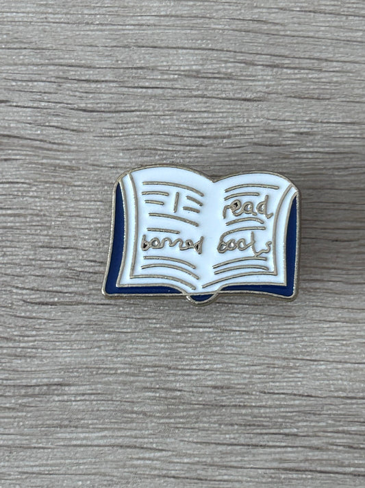 Pin livre ouvert émaillé bleu et blanc, texte « Read » sur la page