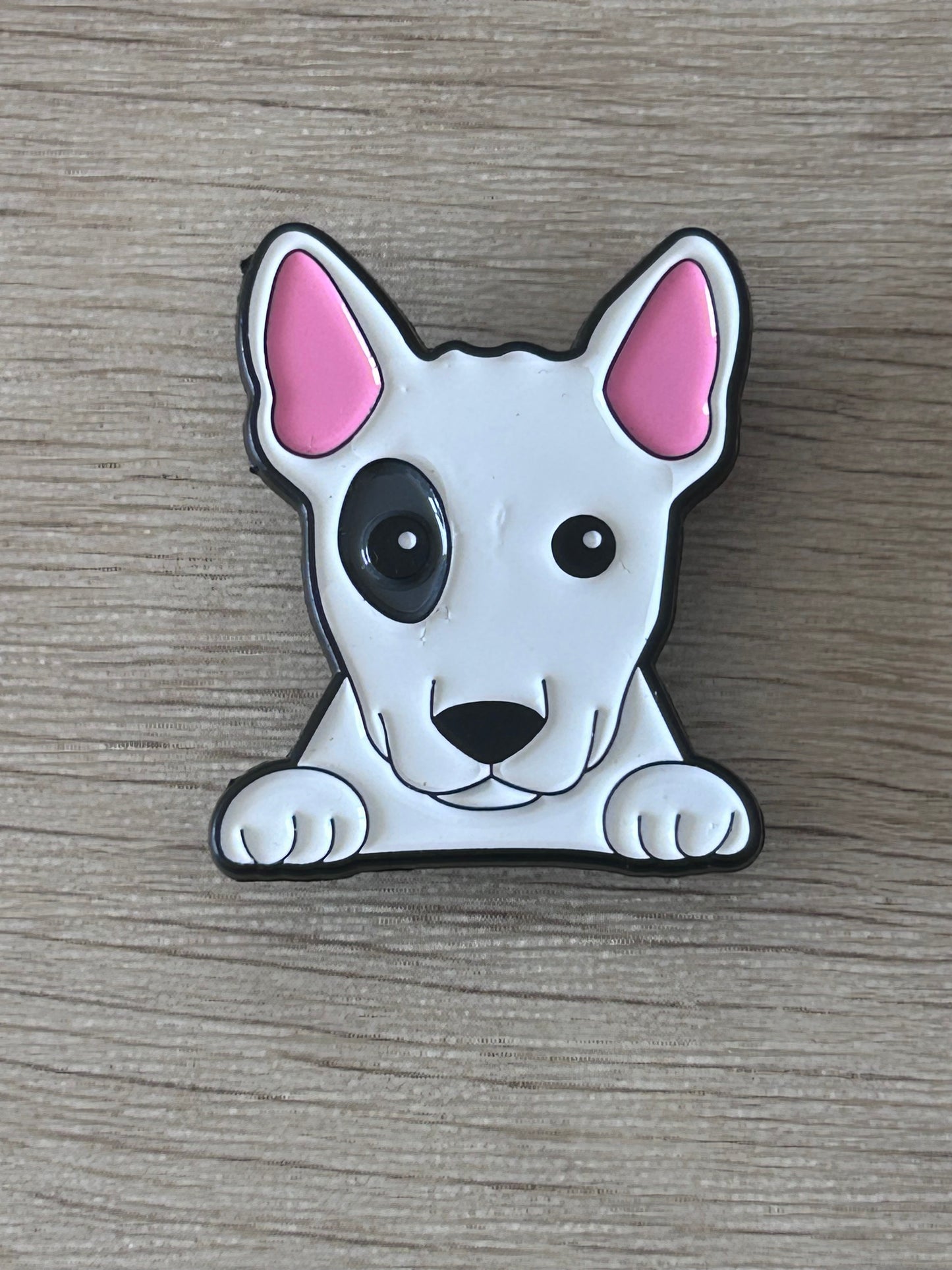 Détail du pin's jack russell blanc aux oreilles roses