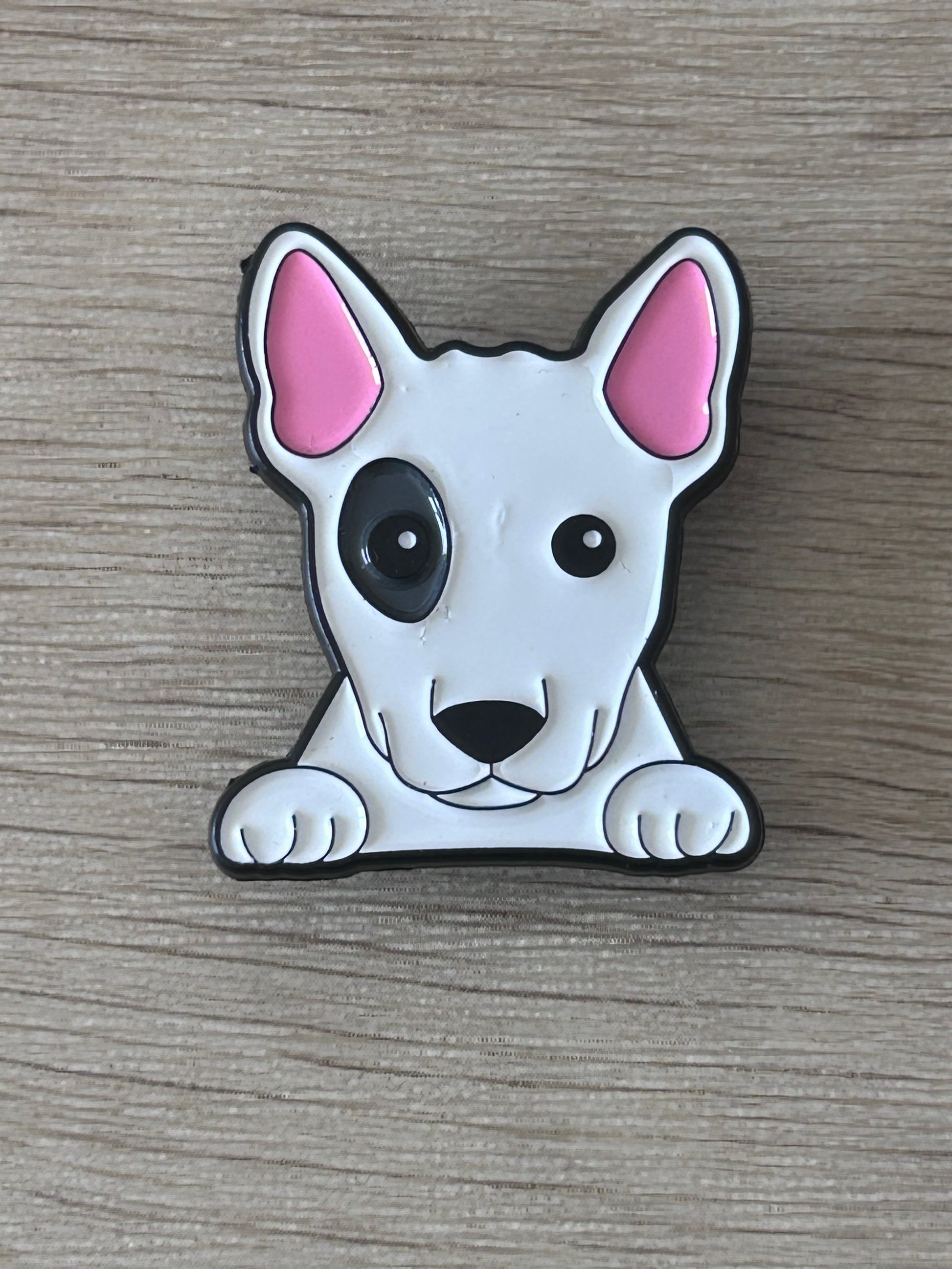 Détail du pin's jack russell blanc aux oreilles roses