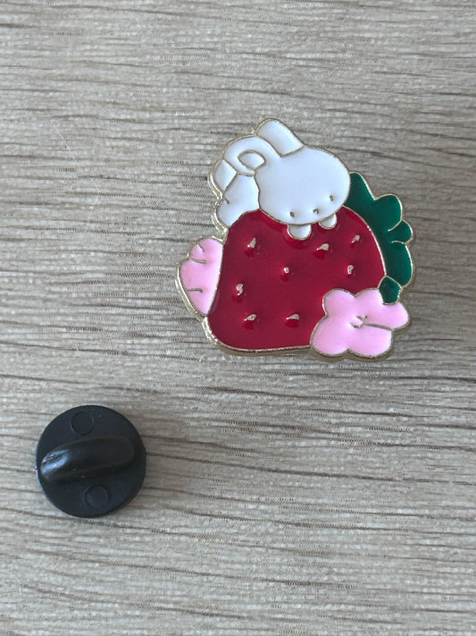 Pin's lapin fraise blanc, rouge, vert et rose vu de face