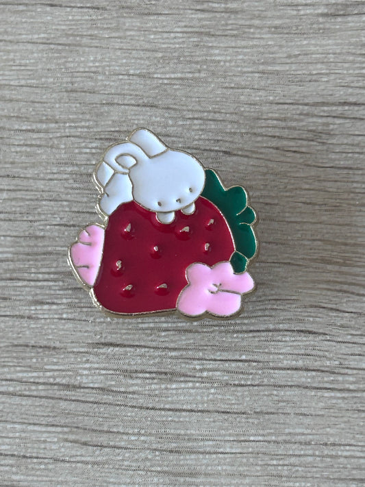 Gros plan du pin's lapin fraise