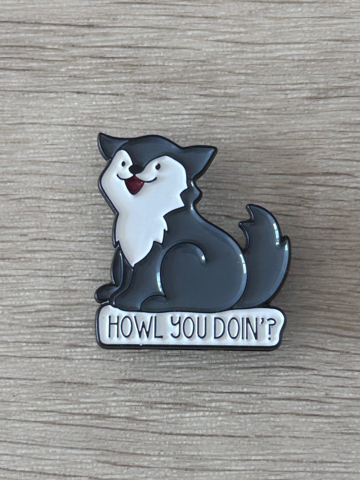 Pin's loup noir et blanc avec le message Howl you doin