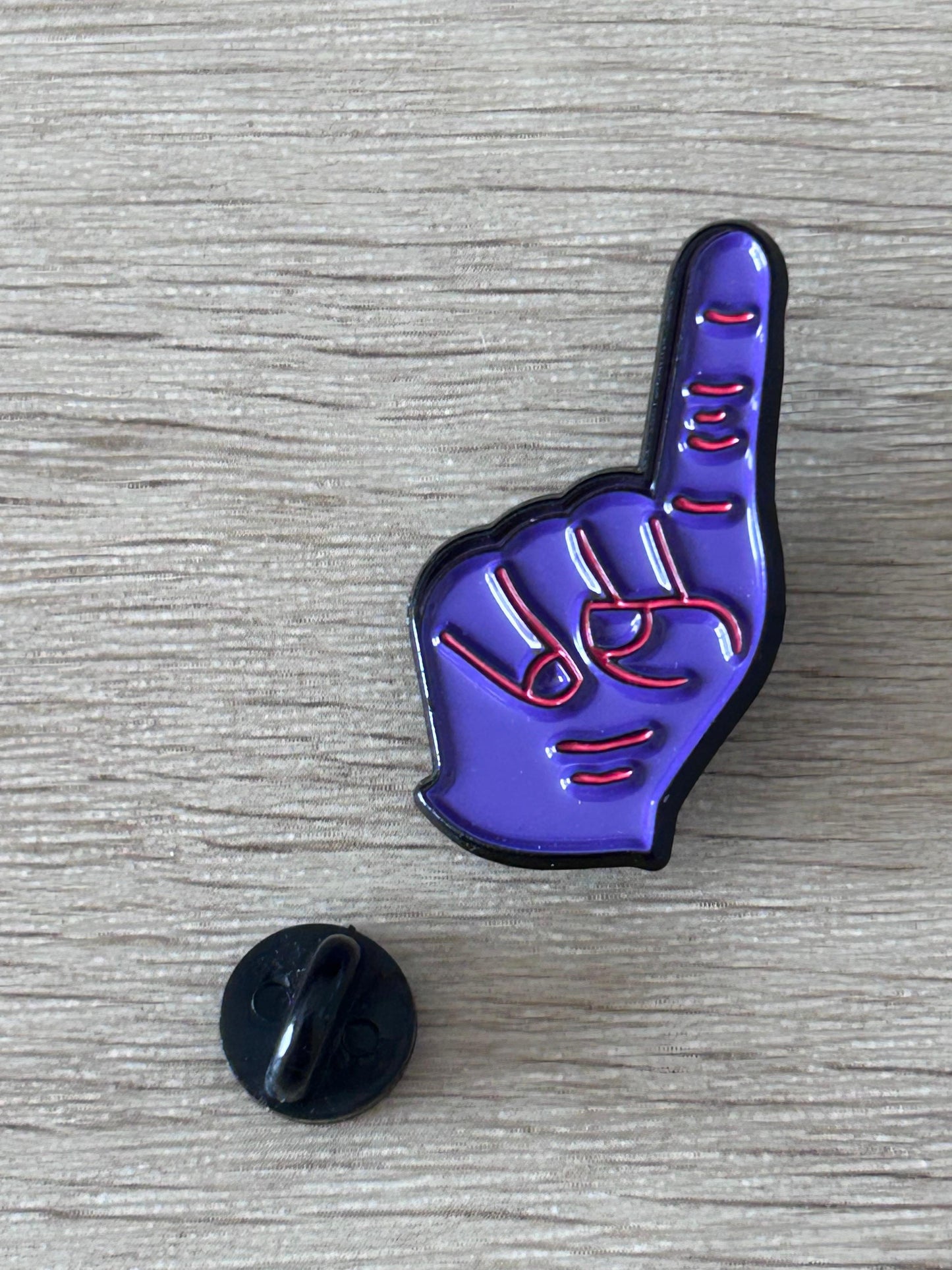 Pin's main de supporter numéro 1